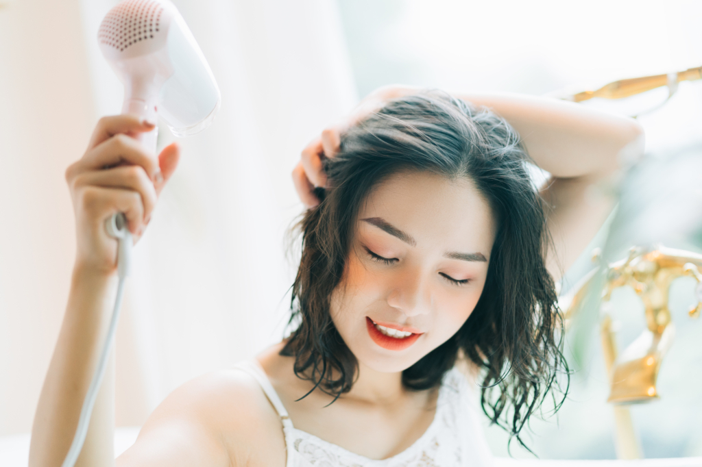 女性　20代　30代　ドライヤー　ヘアケア